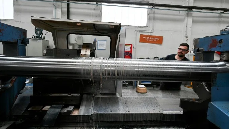 « CE SONT DE BEAUX MÉTIERS ET BIEN RÉMUNÉRÉS »: LE GOUVERNEMENT LANCE UN PLAN NATIONAL POUR RECRUTER 100.000 SALARIÉS DANS L’INDUSTRIE DE LA DÉFENSE D’ICI 2030