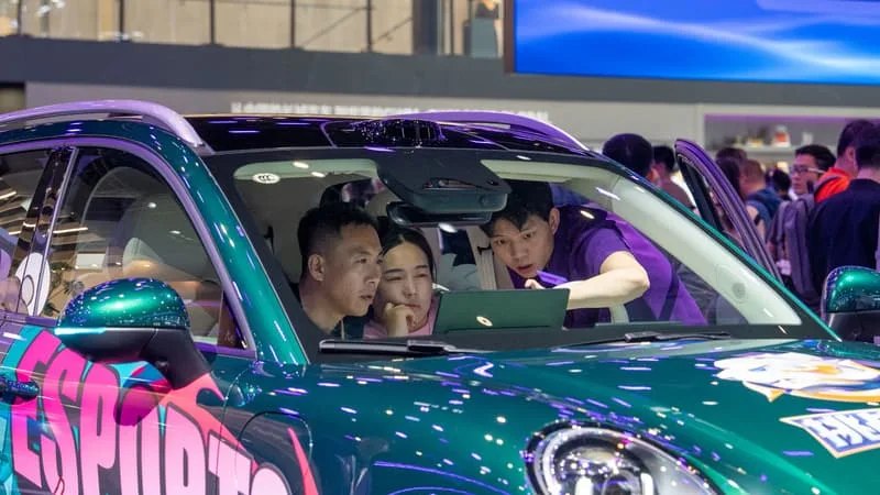 LE MARCHÉ AUTOMOBILE CHINOIS N’A PAS CONNU DE PRINTEMPS AUSSI FAIBLE DEPUIS 2022: FACE À LA DÉGRINGOLADE DES VENTES DE VOITURES EN CHINE, LES EXPORTATIONS DES CONSTRUCTEURS EXPLOSENT