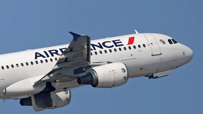 COMME LA PLUPART DES COMPAGNIES FRANÇAISES, AIR FRANCE-KLM NE CRAINT AUCUNE PÉNURIE DE KÉROSÈNE ET ASSURE QU’ELLE TRANSPORTERA « TOUS SES CLIENTS CET ÉTÉ »