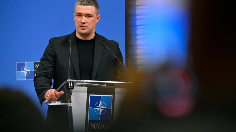 LE MINISTRE DE LA DÉFENSE UKRAINIEN ANNONCE SA DÉMISSION, DES MANIFESTATIONS ORGANISÉES CONTRE SON DÉPART