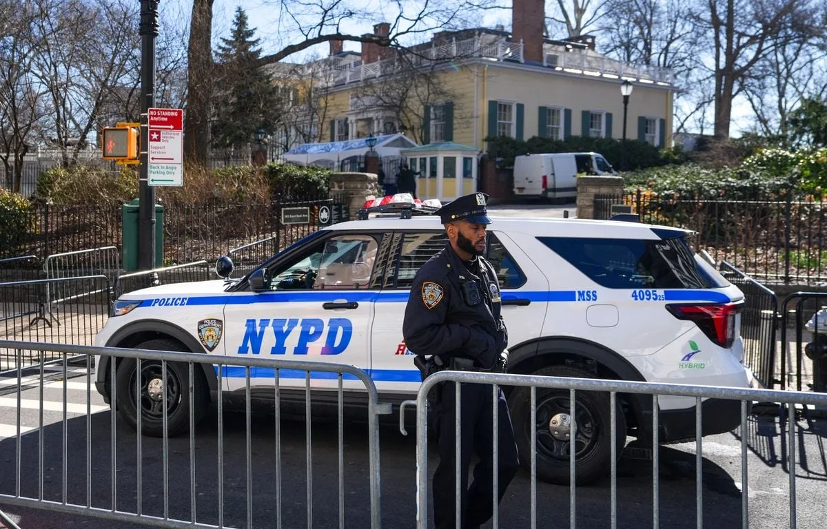 ETATS-UNIS : UNE FEMME SORT DE SA VOITURE À NEW YORK ET MEURT EN TOMBANT UN TROU