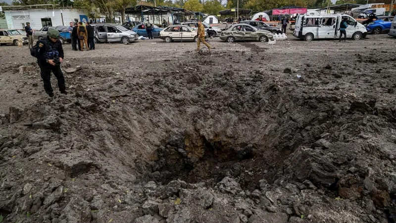 UNE FRAPPE UKRAINIENNE FAIT AU MOINS HUIT MORTS DANS UNE VILLE DU SUD DU PAYS OCCUPÉE PAR LA RUSSIE