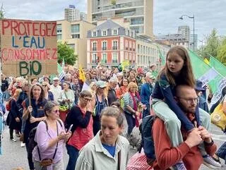 « ON VA DANS LE SENS DE L’HISTOIRE » : PLUSIEURS MILLIERS DE PERSONNES MOBILISÉES POUR « DÉFENDRE L’EAU » À RENNES