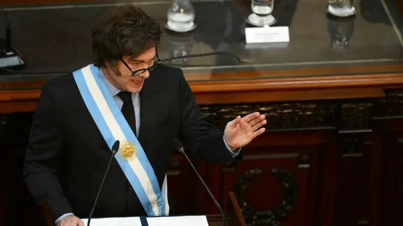 L’INFLATION EST PASSÉE DE 117% À 32% EN DEUX ANS ET LA CROISSANCE RESTE ROBUSTE: L’AGENCE S&P SALUE LES RÉSULTATS DE JAVIER MILEI ET RELÈVE LA NOTE DE L’ARGENTINE À B-