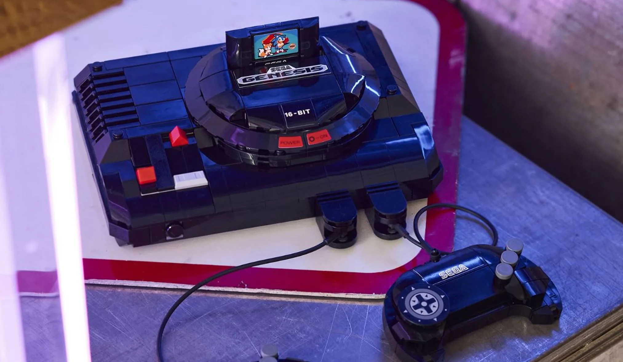 OUI, UN SET LEGO/SEGA MEGA DRIVE ARRIVE, MAIS VOUS RISQUEZ D’ÊTRE (TRÈS) DÉÇU