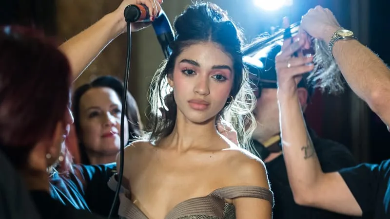 IL Y A 15 ANS, 9 FEMMES SUR 10 DÉFRISAIENT LEURS CHEVEUX, AUJOURD’HUI, ELLES NE SONT PLUS QU’UNE SUR 10: COMMENT LA MODE DES CHEVEUX « TEXTURÉS » FAIT BONDIR LE MARCHÉ DES SOINS CAPILLAIRES (ET LE BONHEUR DE L’ORÉAL)