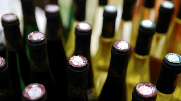 IL VENDAIT SON VIN SOUS LA FAUSSE APPELLATION CHÂTEAUNEUF-DU-PAPE: 1,8 MILLION D’EUROS SAISIS À UN PRODUCTEUR OCCITAN