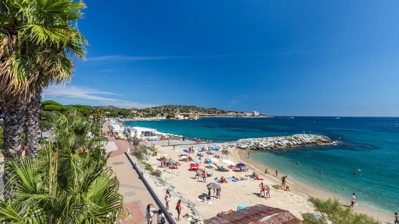 « HEUREUSEMENT QU’ILS SONT LÀ! »: ILS DÉPENSENT DEUX FOIS PLUS QU’UN TOURISTE FRANÇAIS, ACHÈTENT DES RÉSIDENCES SECONDAIRES… POURQUOI LES AMÉRICAINS RAFFOLENT DE PLUS EN PLUS DE LA CÔTE D’AZUR