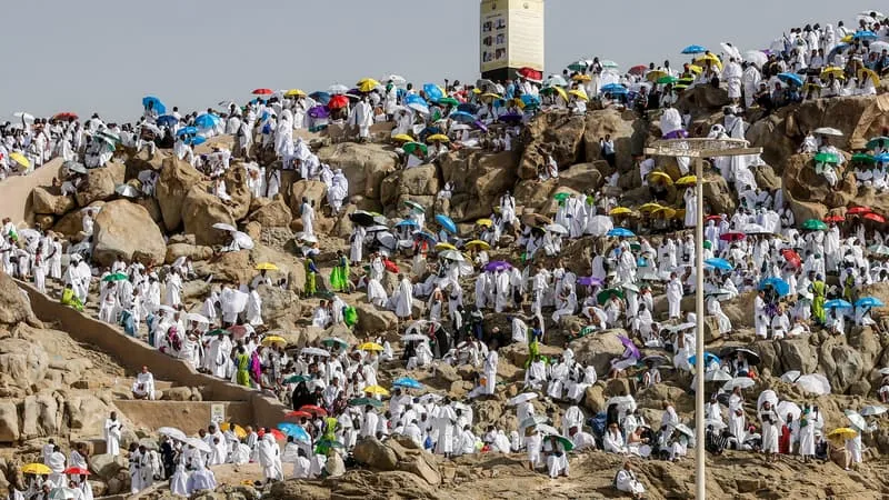 GRAND PÈLERINAGE DE LA MECQUE: DES MILLIONS DE PÈLERINS MUSULMANS RÉUNIS POUR PRIER SUR LE MONT ARAFAT