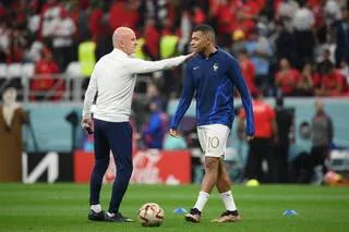 TÉMOIGNAGE. « IL EST STUPÉFIANT D’EFFICACITÉ » : CINQ BUTS DE KYLIAN MBAPPÉ DANS LES YEUX DE GUY STÉPHAN
