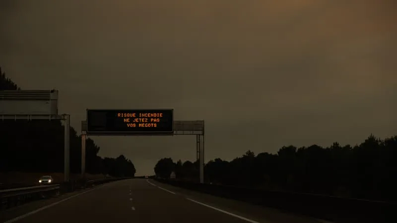 « LAISSEZ LES ROUTES LIBRES »: FACE AUX INCENDIES EN GIRONDE ET DANS LES LANDES, LES AUTORITÉS DÉCONSEILLENT VOIRE INTERDISENT L’ACCÈS À PLUSIEURS AXES ROUTIERS