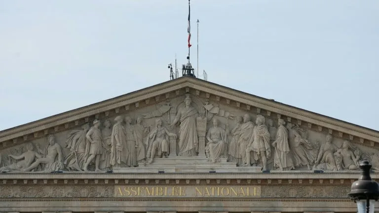 LES DÉPUTÉS ONT EN DÉTRICOTÉ LES PRINCIPALES MESURES MAIS SÉBASTIEN LECORNU JUGE LE COMPROMIS ENCORE « POSSIBLE » : LE BUDGET LAISSE SA PLACE AU PLFSS À L’ASSEMBLÉE, OÙ EN-EST LE TEXTE ?