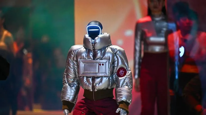 « LES ROBOTS, EUX AUSSI, ONT BESOIN D’ÊTRE HABILLÉS »: À SÉOUL, DES ROBOTS HUMANOÏDES ONT FAIT LE SHOW AUX CÔTÉS DES MANNEQUINS LORS D’UN DÉFILÉ DE MODE