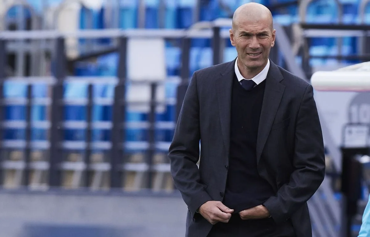 ZIDANE ET L’ÉQUIPE DE FRANCE : « PAS UN PASSEPORT POUR L’ÉTERNITÉ »… DE LÉGENDE DU JEU À SÉLECTIONNEUR, UN PARI RISQUÉ ?