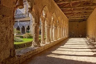 À LA CROISÉE DES CHEMINS VERS COMPOSTELLE, CE VILLAGE MÉDIÉVAL EST L’UN DES PLUS BEAUX DE FRANCE