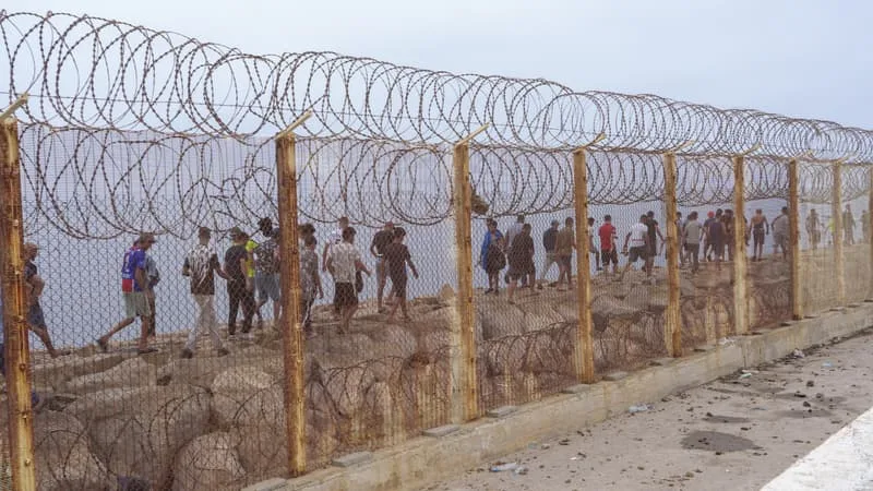 RESPONSABILITÉ DU GOUVERNEMENT SÁNCHEZ, ESPACE SCHENGEN, « INSTRUMENTALISATION »… LA CLASSE POLITIQUE FRANÇAISE RÉAGIT À L’AFFLUX MIGRATOIRE À CEUTA