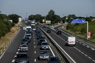 DÉPARTS EN VACANCES : UN PIC DE PLUS DE 850 KM DE BOUCHONS À MIDI, LES AUTOMOBILISTES INVITÉS À ÉVITER LA GIRONDE