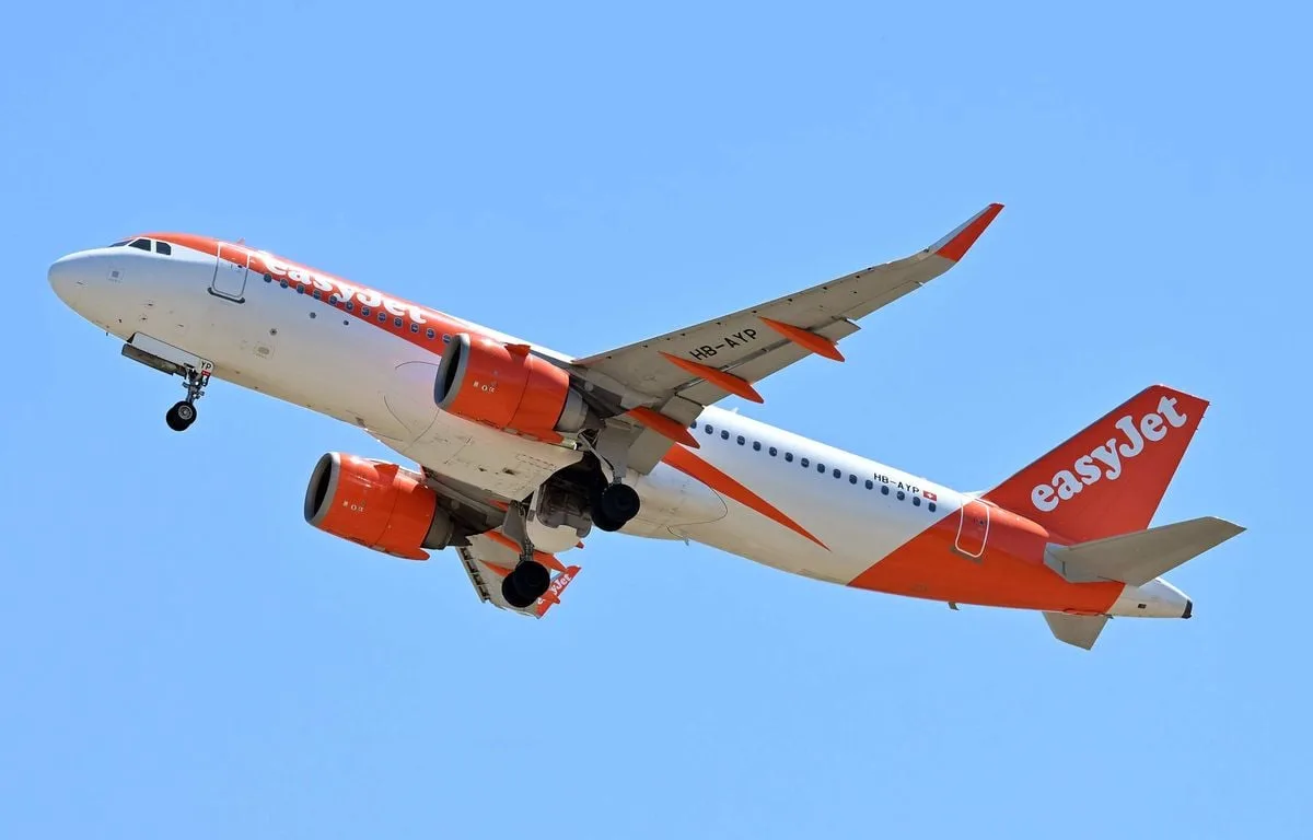 LEUR VOL EASYJET EST DÉROUTÉ, LES PASSAGERS RESTENT BLOQUÉS PLUS DE DEUX HEURES DANS L’AVION AVANT DE DÉBARQUER
