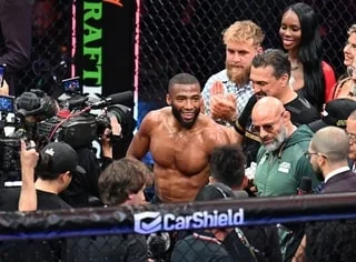 MMA. LE FRANÇAIS SALAHDINE PARNASSE REJOINT OFFICIELLEMENT L’UFC ET AFFRONTERA DAN HOOKER EN MAIN-EVENT À PARIS
