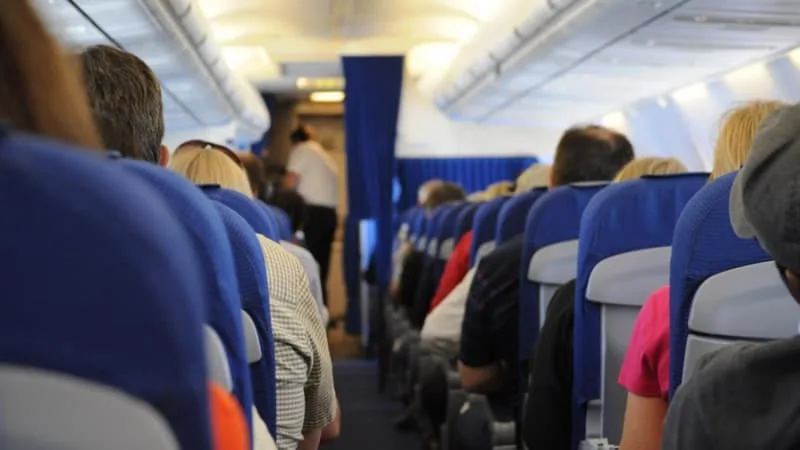 « SAUVEZ UNE VIE, PAS UN BAGAGE »: LES COMPAGNIES AÉRIENNES EXCÉDÉES PAR LES PASSAGERS QUI SE FILMENT OU SE JETTENT SUR LEUR SAC LORS DE L’ÉVACUATION D’URGENCE D’UN AVION
