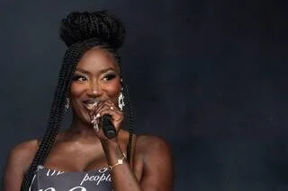 « C’ÉTAIT MA PREMIÈRE SCÈNE » : CETTE LYCÉENNE DU MANS A CHANTÉ EN PREMIÈRE PARTIE D’AYA NAKAMURA AU STADE DE FRANCE