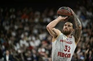 BASKET. MIKE JAMES REJOINT MATTHEW STRAZEL À L’EFES ISTANBUL