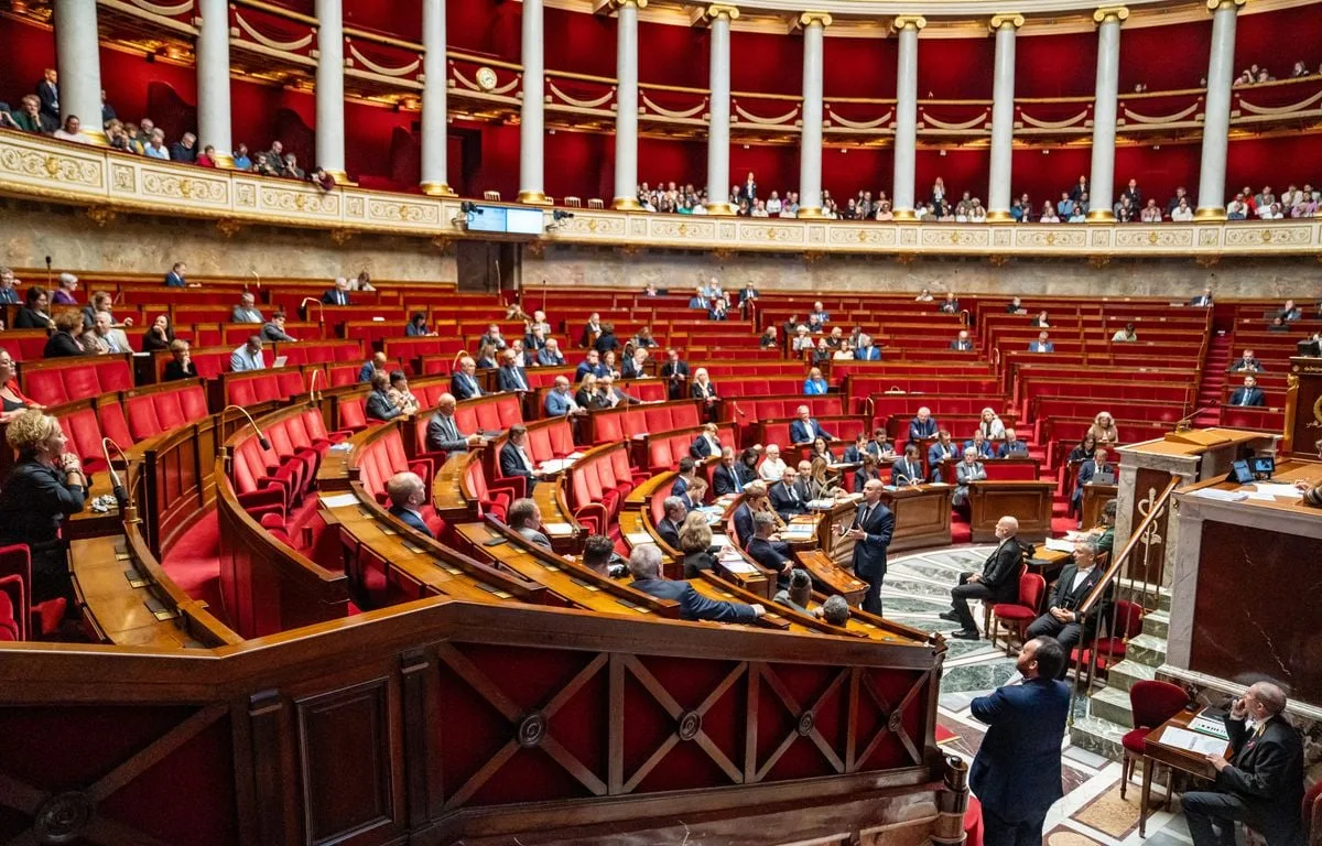 BUDGET 2027 : LES DÉPUTÉS REJETTENT EN COMMISSION LA CARENCE D’UN AN POUR LES ALLOCATIONS AUX ÉTRANGERS