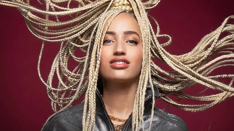 EUROVISION 2026: QUI EST LA CHANTEUSE MONROE QUI REPRÉSENTE LA FRANCE AVEC « REGARDE! »?