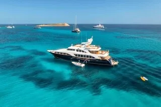 NOUVELLE LUBIE POUR ULTRARICHES, LES « CHAMBRES À NEIGE » INSTALLÉES SUR DES YACHTS JETTENT UN FROID, EN PLEINE CANICULE
