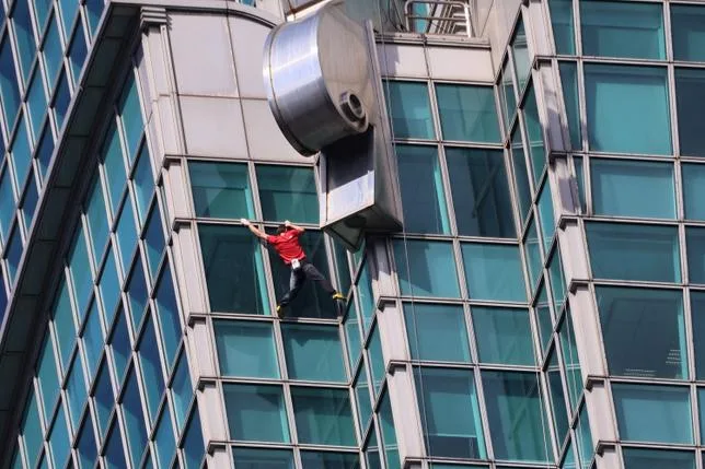 GRAVIR À MAINS NUES LES 508 MÈTRES DE LA TAIPEI 101 : “S’IL VEUT SURVIVRE, IL N’A DROIT À AUCUNE ERREUR”