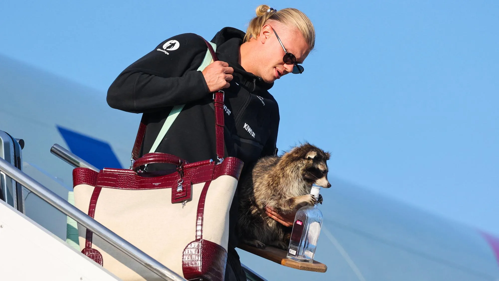 DE RETOUR EN NORVÈGE, ERLING HAALAND NE POUVAIT PAS PASSER INAPERÇU AVEC CE RATON LAVEUR EMPAILLÉ