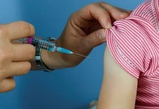 UNE AMÉRICAINE POURSUIVIE POUR AVOIR ÉTOUFFÉ SES JUMEAUX, APRÈS AVOIR ATTRIBUÉ LEUR MORT AUX VACCINS