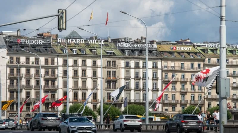« ON DOIT ALLER EN FRANCE ET EN ALLEMAGNE POUR TROUVER DU PERSONNEL FORMÉ »: À L’APPROCHE DU RÉFÉRENDUM SUR LE PLAFONNEMENT DE LA POPULATION SUISSE À 10 MILLIONS D’HABITANTS, PATRONS ET SYNDICATS DÉNONCENT UNE « INITIATIVE DU CHAOS »