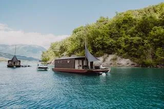 « UNE DÉCONNEXION TOTALE ! » : CES CABANES INSTALLÉES SUR L’EAU D’UN SUBLIME LAC DES ALPES VOUS ATTENDENT CET ÉTÉ