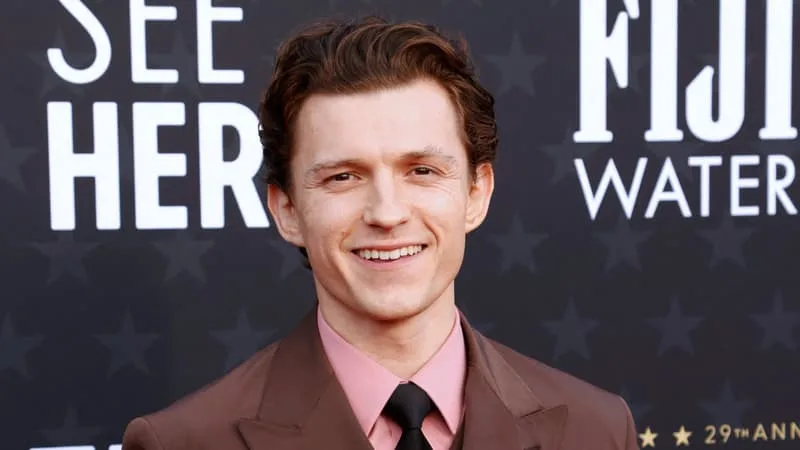 « VOUS NE DEVRIEZ PAS LE VOIR »: TOM HOLLAND JUGE QUE CERTAINS DE SES FILMS ÉTAIENT MAUVAIS, ET QU’IL ÉTAIT DIFFICILE D’EN FAIRE LA PROMOTION
