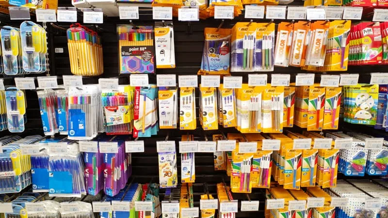 LES VACANCES N’ONT PAS COMMENCÉ, MAIS C’EST DÉJÀ L’HEURE D’ACHETER… VOS FOURNITURES SCOLAIRES