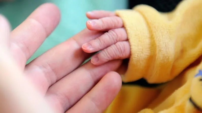 « ÊTRE LÀ POUR LES PREMIERS AREUH »: LE CONGÉ DE NAISSANCE ARRIVE, CHAQUE PARENT POURRA BÉNÉFICIER DE CES 2 MOIS DE PAUSE EN PLUS PAYÉS 60% DU SALAIRE (CONTRE 450 EUROS MENSUELS ACTUELLEMENT)