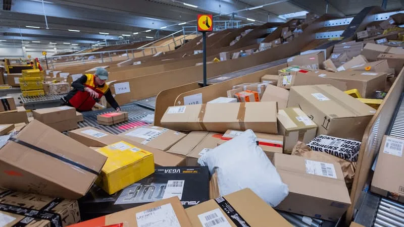 SI VOUS ACHETEZ 15 T-SHIRTS VOUS NE LA PAIEREZ QU’UNE FOIS, SI VOUS ACHETEZ UN T-SHIRT ET DES CHAUSSURES VOUS LA PAIEREZ DEUX FOIS: COMMENT FONCTIONNE LA TAXE EUROPÉENNE DE 3 EUROS SUR LES PETITS COLIS?