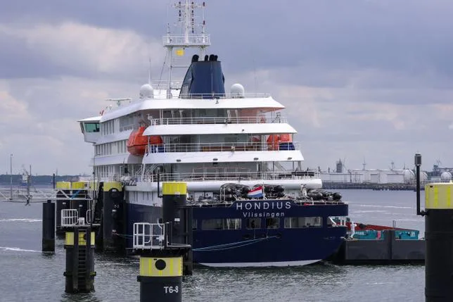 HANTAVIRUS : LE “HONDIUS” A ACCOSTÉ À ROTTERDAM APRÈS SIX SEMAINES DE CALVAIRE