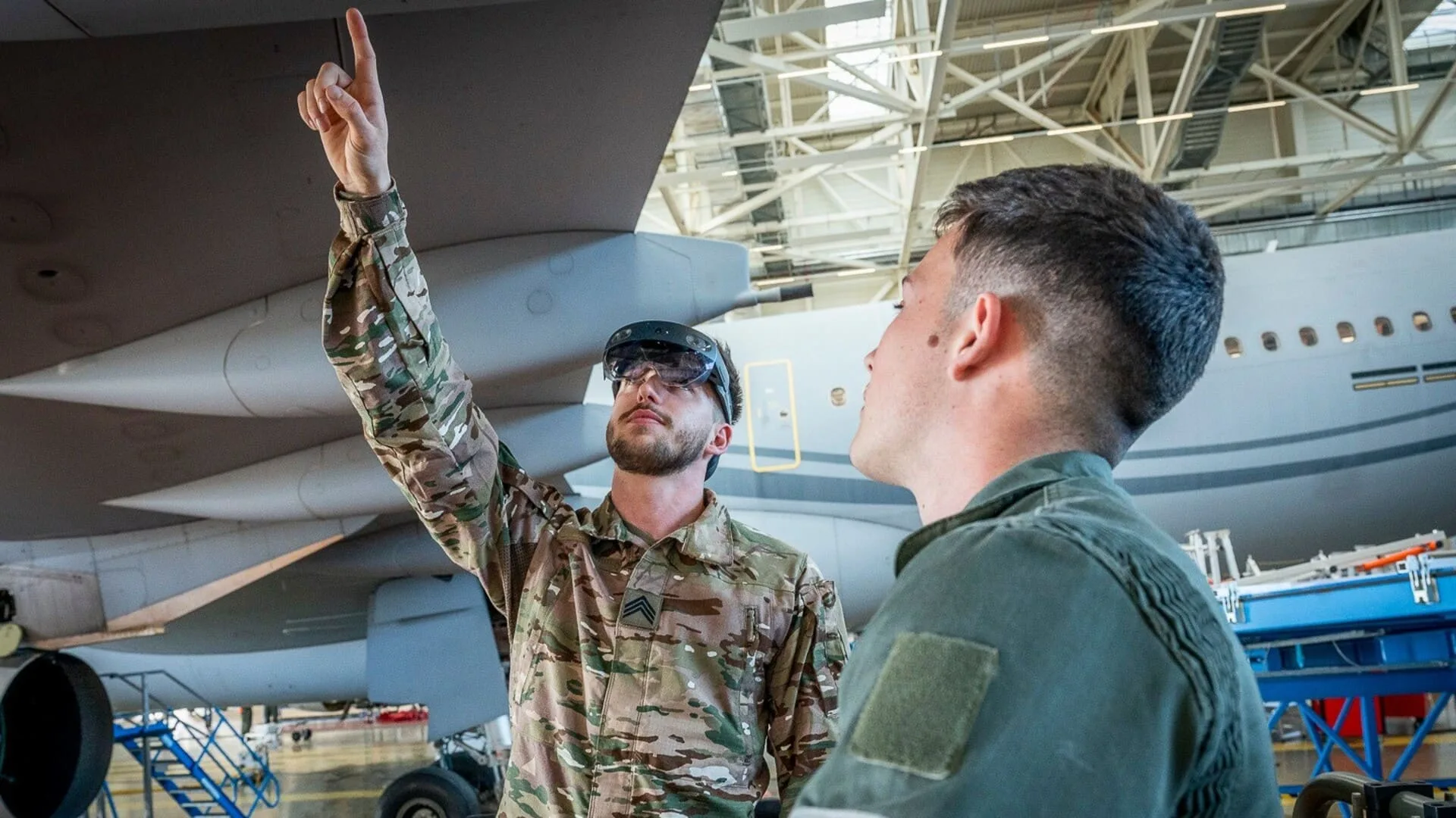 UN RÉSERVISTE D’AIRBUS A CONVAINCU L’ARMÉE DE L’AIR D’ADOPTER LA RÉALITÉ AUGMENTÉE FAÇON MICROSOFT POUR SES AVIONS