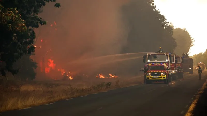 « UN ÉTAT DE SÉCHERESSE BEAUCOUP PLUS IMPORTANT »: FACE AUX INCENDIES, LES POMPIERS DE GIRONDE DÉPLORENT DES CONDITIONS PIRES QU’EN 2022