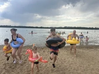 VIDÉO. « UNE SUPERBE COURSE TRÈS CONVIVIALE » : UN DÉFI 100 % BONNE HUMEUR AU LAC DE MAINE À ANGERS