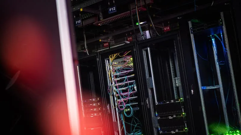 « QUAND L’USINE EUROCOPTER ÉTAIT LÀ, IL Y AVAIT 700 EMPLOIS, LÀ, IL Y EN A 36 SUR LA MÊME SURFACE »: LES INVESTISSEMENTS SONT COLOSSAUX MAIS LES EMPLOIS TRÈS PEU NOMBREUX DANS CES DATA CENTERS QUI PULLULENT EN FRANCE