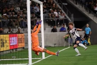 « UNE FAMILLE TALENTUEUSE » : QUAND LA FILLE D’HUGO LLORIS CHANTE L’HYMNE AMÉRICAIN AVANT UN MATCH DE LOS ANGELES FC