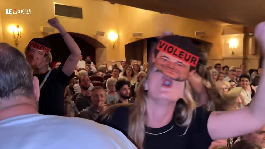 « BRUEL VIOLEUR ! » : DES MILITANTES FÉMINISTES INTERROMPENT LA PIÈCE DU CHANTEUR À PARIS