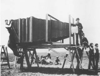 635 KG UNE FOIS CHARGÉ, 4,3 MÈTRES DE LONG : VOICI L’HISTOIRE DU MAMMOUTH, LE PLUS GRAND APPAREIL PHOTO DU MONDE