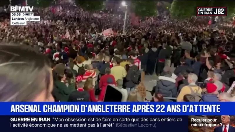 LES FANS D’ARSENAL CÉLÈBRENT LEUR PREMIER TITRE DE CHAMPION D’ANGLETERRE DEPUIS 22 ANS