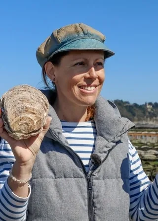 « ON PEUT MANGER DES HUÎTRES TOUTE L’ANNÉE » SELON OLGA, GUIDE DANS LES PARCS À HUÎTRES DE CANCALE