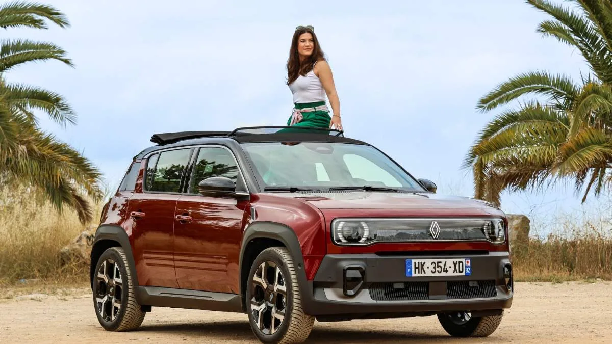 ON A TESTÉ LA RENAULT 4 E-TECH PLEIN SUD : LE PETIT SUV ÉLECTRIQUE S’OFFRE UN GRAND TOIT EN TOILE, MAIS À QUEL PRIX ?