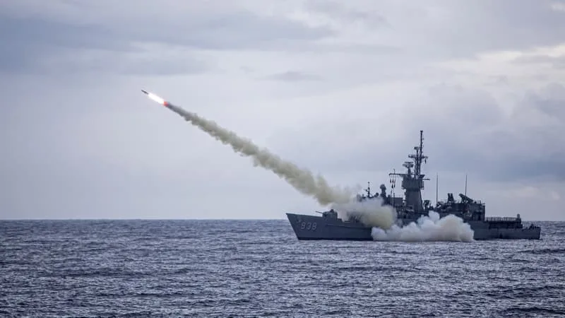 « NOTRE OBJECTIF EST DE LES EMPÊCHER DE DÉBARQUER »: FACE À LA CHINE QUI MENACE D’ENVAHIR L’ÎLE, TAÏWAN VA RENFORCER SON ARSENAL DE MISSILES ANTINAVIRES (NOTAMMENT EN ACHETANT AMÉRICAIN)